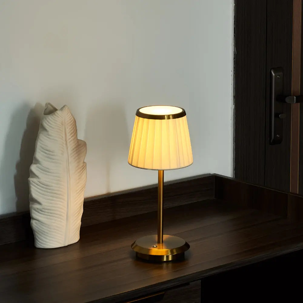 Lámpara de Mesa Elegancia Clásica - Lumia Estudio